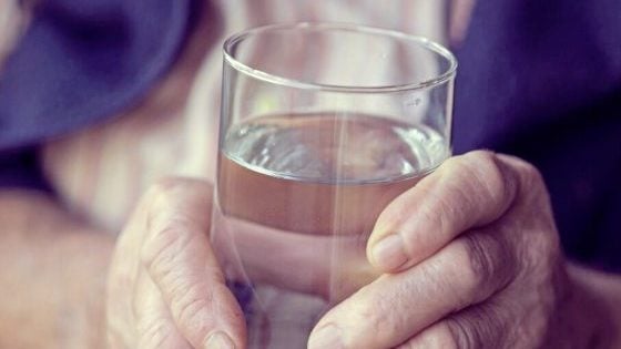 【愛長在】長輩不愛喝水、容易嗆咳 你是不是選錯杯子？